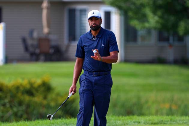 July 24, 2026, Blaine, Minnesota, United States: TONY FINAU acknowledges the crowd at hole one after making a putt. This is the second day of the at TPC Twin Cities in Blaine Minnesota. 2026 PGA, Golf Herren 3M Open - Day 2  - ZUMAt166 20260724_zsp_t166_075 Copyright: xMichaelxTurnerx