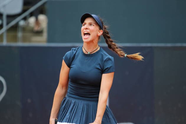 MSC Hamburg Ladies Open WTA, Tennis Damen 250) am Rothenbaum: Tamara Korpatsch (Deutschland) im Viertelfinale. Die Deutsche ärgert sich über einen verschlagenen Ball. *** MSC Hamburg Ladies Open WTA 250 at Rothenbaum: Tamara Korpatsch of Germany Advances to the Quarterfinals; The German Player Is Frustrated by a Wayward Ball