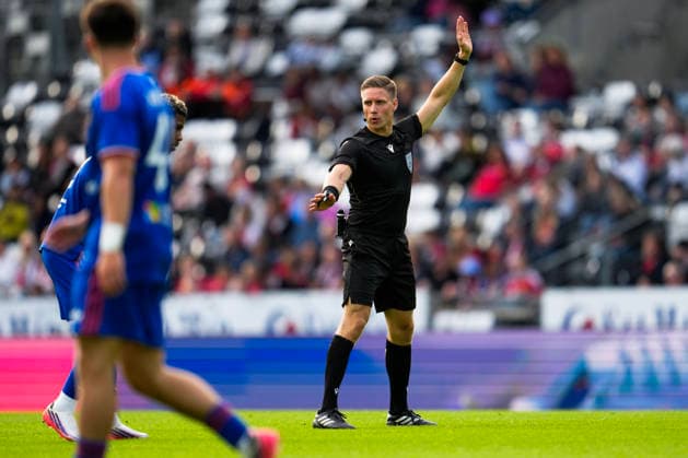 Rosenborg - Manchester United, ManU treningskamp 2026. Trondheim 20260724. Dommer Mathias Stofringshaug under treningskampen i fotball mellom Rosenborg og Manchester United pa Lerkendal stadion. Foto: Ole Martin Wold NTB Trondheim Norge EDITORIAL USE ONLY. RESTRICTED USE FOR BETTING COMPANIES Ref:_SPOWSH4BP_ip24.jpg *** Rosenborg vs. Manchester United, friendly match 2026 Trondheim 20260724 Referee Mathias Stofringshaug during the soccer friendly match between Rosenborg and Manchester United at Lerkendal Stadium Photo: Ole Martin Wold, NTB, Trondheim, Norway EDITORIAL USE ONLY RESTRICTED USE FOR BETTING COMPANIES  Copyright: xOlexMartinxWoldx xNTBx