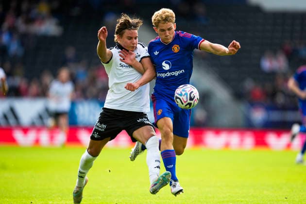 Rosenborg - Manchester United, ManU treningskamp 2026. Trondheim 20260724. Rosenborgs Maciej Soboczynski (t.v) i duell med Manchester Uniteds Jacob Devaney under treningskampen i fotball mellom Rosenborg og Manchester United pa Lerkendal stadion. Foto: Ole Martin Wold NTB Trondheim Norge EDITORIAL USE ONLY. RESTRICTED USE FOR BETTING COMPANIES Ref:_SPObmsV8gFdTEY.jpg *** Rosenborg vs. Manchester United, friendly match 2026 Trondheim 20260724 Rosenborg’s Maciej Soboczynski (left) in a duel with Manchester United’s Jacob Devaney during the soccer friendly between Rosenborg and Manchester United at Lerkendal Stadium. Photo: Ole Martin Wold, NTB, Trondheim, Norway. EDITORIAL USE ONLY RESTRICTED USE FOR BETTING COMPANIES  Copyright: xOlexMartinxWoldx xNTBx