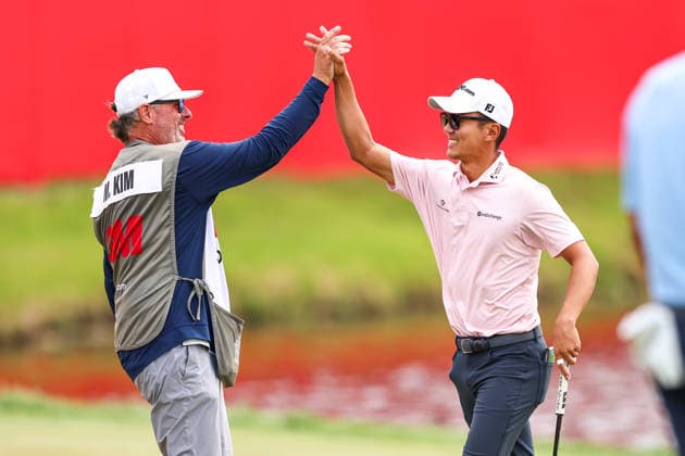 Michael Kim of the United States reacts with his caddie after sinking his putt for birdie and the lead on the 18th green during the second round of the 2026 3M Open at TPC Twin Cities on July 24, 2026 in Blaine, Minnesota. CSM Blaine USA - ZUMAc04_ 20260724_zma_c04_086 Copyright: xStevenxGarciax
