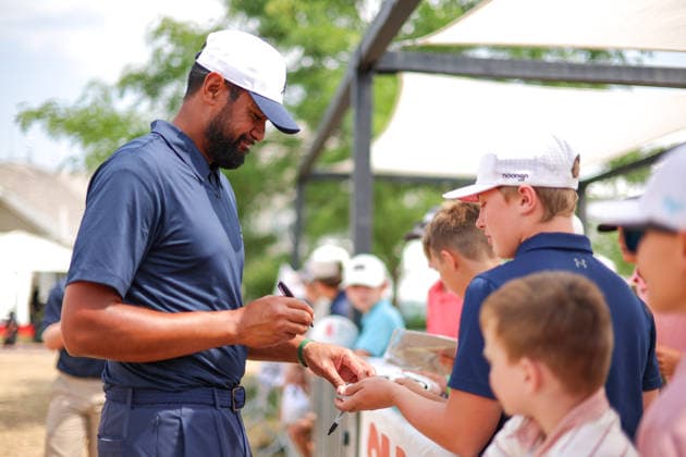 Tony Finau of the United States signs autographs during the second round of the 2026 3M Open at TPC Twin Cities on July 24, 2026 in Blaine, Minnesota. CSM Golf 2026: PGA, Golf Herren 3M Open: Round 2  - ZUMAc04_ 20260724_zma_c04_091 Copyright: xStevenxGarciax