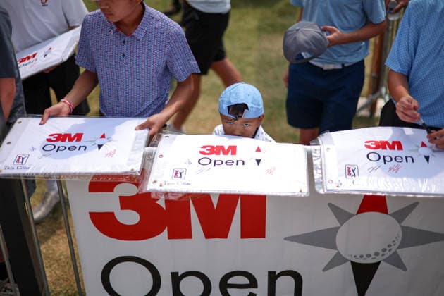 Kids await players for autographs during the second round of the 2026 3M Open at TPC Twin Cities on July 24, 2026 in Blaine, Minnesota. CSM Blaine USA - ZUMAc04_ 20260724_zma_c04_093 Copyright: xStevenxGarciax