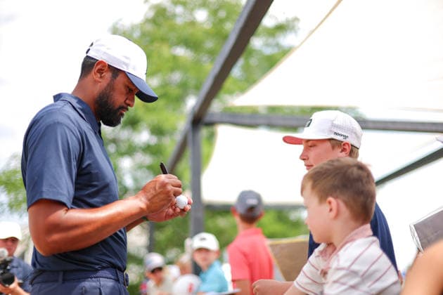 Tony Finau of the United States signs autographs during the second round of the 2026 3M Open at TPC Twin Cities on July 24, 2026 in Blaine, Minnesota. CSM Blaine USA - ZUMAc04_ 20260724_zma_c04_094 Copyright: xStevenxGarciax