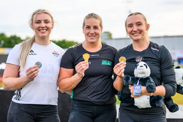 260724 Axelina Johansson, Hässelby SK, Fanny Roos, Malmö AI och Victoria Wickman, Upsala IF, jublar efter damernas kula under dag 1 av friidrotts-SM den 24 juli 2026 i Uppsala. *** July 24, 2026: Axelina Johansson of Hässelby SK, Fanny Roos of Malmö AI, and Victoria Wickman of Upsala IF celebrate after the women’s shot put event on Day 1 of the Swedish Track and Field Championships on July 24, 2026, in Uppsala  Copyright: ARONxBROMAN BB260724AM063