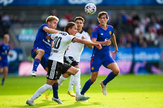 Rosenborg - Manchester United, ManU treningskamp 2026. Trondheim 20260724. Manchester Uniteds Jacob Devaney i duell med Rosenborgs Maciej Soboczynski under treningskampen i fotball mellom Rosenborg og Manchester United pa Lerkendal stadion. Foto: Ole Martin Wold NTB Trondheim Norge EDITORIAL USE ONLY. RESTRICTED USE FOR BETTING COMPANIES Ref:_SPORQ5HuLjcF8k.jpg *** Rosenborg vs. Manchester United, friendly match 2026 Trondheim 20260724 Manchester United s Jacob Devaney in a duel with Rosenborg s Maciej Soboczynski during the soccer friendly between Rosenborg and Manchester United at Lerkendal Stadium. Photo: Ole Martin Wold, NTB, Trondheim, Norway. EDITORIAL USE ONLY RESTRICTED USE FOR BETTING COMPANIES  Copyright: xOlexMartinxWoldx xNTBx