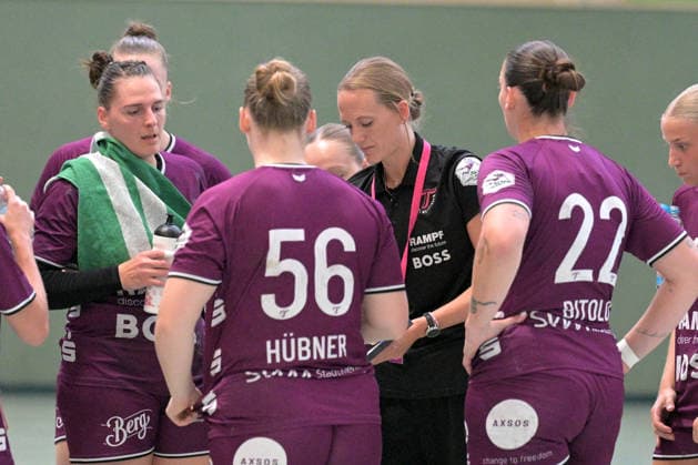 Miriam Hirsch (TusSies Metzingen, Trainerin) im Time Out TusSies Metzingen vs. HSG Solingen-Graefrath, Handball, Vorbereitung, Testspiel, Saison 2026 2027 24.07.2026 TusSies Metzingen vs. HSG Solingen-Graefrath, Handball, Vorbereitung, Testspiel, Saison 2026 2027 24.07.2026 Oeschhalle *** Miriam Hirsch, TusSies Metzingen, coach during the timeout; TusSies Metzingen vs. HSG Solingen Graefrath, handball, preseason, exhibition game, 2026–2027 season, July 24, 2026, TusSies Metzingen vs. HSG Solingen Graefrath, Handball, Preseason, Friendly Match, 2026–2027 Season, July 24, 2026, Oeschhalle Copyright: xEibner-Pressefotox EP_TBR
