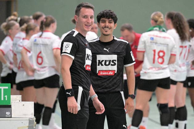 die Schiedsrichter der Partie Georgios Dalampakis und Levin Wanders TusSies Metzingen vs. HSG Solingen-Graefrath, Handball, Vorbereitung, Testspiel, Saison 2026 2027 24.07.2026 TusSies Metzingen vs. HSG Solingen-Graefrath, Handball, Vorbereitung, Testspiel, Saison 2026 2027 24.07.2026 Oeschhalle *** The referees for the match between TusSies Metzingen and HSG Solingen Graefrath were Georgios Dalampakis and Levin Wanders, Handball, preseason, exhibition game, 2026–2027 season, July 24, 2026: TusSies Metzingen vs. HSG Solingen Graefrath, Handball, preseason, exhibition game, 2026–2027 season, July 24, 2026, Oeschhalle Copyright: xEibner-Pressefotox EP_TBR