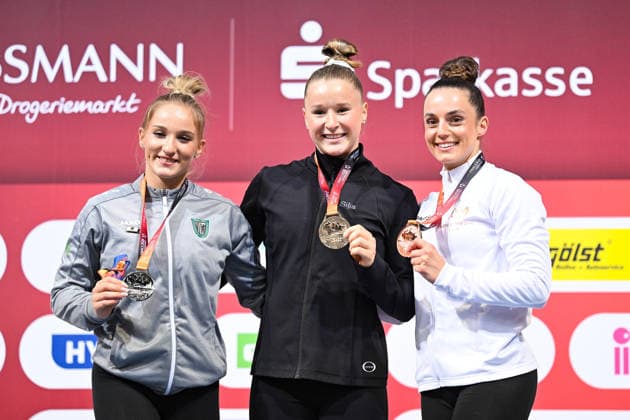 Siegerehrung Silja Stoehr (SG Heddesheim e.V.) gewinnt vor Karina Schoenmaier (TuS 1861 Chemnitz-Altendorf e.V.) und Pauline Schaefer-Betz (KTV Chemnitz e.V.) - DIE FINALS 2026 - Deutsche Meisterschaften Geraeteturnen Mehrkampf Frauen, 24.07.2026 DIE FINALS 2026 - Deutsche Meisterschaften Geraeteturnen Mehrkampf Frauen, 24.07.2026 Hannover *** Awards Ceremony: Silja Stoehr of SG Heddesheim e.V. wins ahead of Karina Schoenmaier of TuS 1861 Chemnitz Altendorf e.V. and Pauline Schaefer Betz of KTV Chemnitz e.V. THE FINALS 2026 German Artistic Gymnastics All-Around Championships for Women, July 24, 2026 THE FINALS 2026 German Artistic Gymnastics Championships – Women’s All-Around, July 24, 2026 Hanover Copyright: xEibner-Pressefoto xHoepnerx EP_PHR