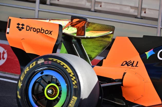 24.07.2026, Hungaroring, Budapest, FORMULA 1 AWS HUNGARIAN GRAND PRIX 2026 , im Bild Der HHeckflügel von McLaren mit Flow-Vis eine fluoreszierende Farbe zur sichtbaren Überprüfung des Luftstroms auf dem Auto. (Photo by Hasan Bratic DeFodi Images) - *** July 24, 2026, Hungaroring, Budapest, FORMULA 1 AWS HUNGARIAN GRAND PRIX 2026; pictured: McLaren’s rear wing with Flow Vis, a fluorescent dye used to visually monitor airflow over the car. Photo by Hasan Bratic, DeFodi Images