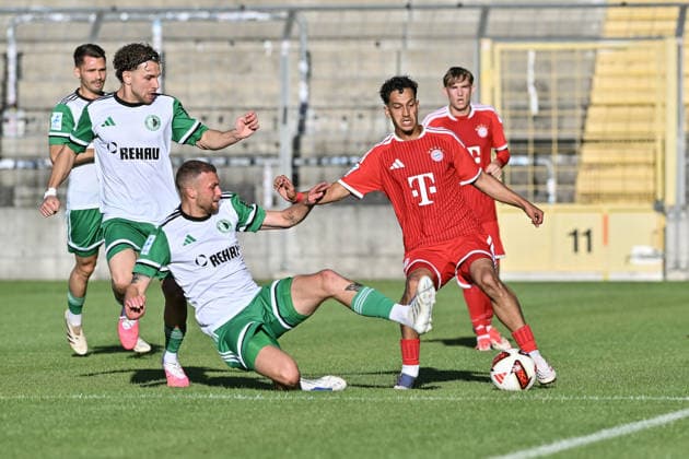Regionalliga Bayern; FC Bayern München II - SC Eltersdorf; 24.07.2026 MUNICH, GERMANY - 24. JULY: v. l. Valantis FLOROS (SC Eltersdorf 2), Tom FEULNER (SC Eltersdorf 23) und Mudaser SADAT (FC Bayern München II 8) während dem Match der Regionalliga Bayern zwischen den Amateuren des FC Bayern München und dem SC Eltersdorf am 1. Spieltag im Grünwalder Stadion *** Bavarian Regional League FC Bayern Munich II SC Eltersdorf July 24, 2026 MUNICH, GERMANY July 24 v l Valantis FLOROS SC Eltersdorf 2, Tom FEULNER SC Eltersdorf 23 and Mudaser SADAT FC Bayern Munich II 8 during the Bavarian Regional League match between the FC Bayern Munich reserves and SC Eltersdorf on Matchday 1 at Grünwalder Stadium Copyright: xBEAUTIFULxSPORTS Goldbergx