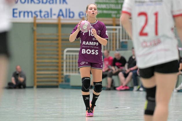 Johanna Farkas (TusSies Metzingen, 19) am mit Ball TusSies Metzingen vs. HSG Solingen-Graefrath, Handball, Vorbereitung, Testspiel, Saison 2026 2027 24.07.2026 TusSies Metzingen vs. HSG Solingen-Graefrath, Handball, Vorbereitung, Testspiel, Saison 2026 2027 24.07.2026 Oeschhalle *** Johanna Farkas, TusSies Metzingen, 19, with the ball in the TusSies Metzingen vs. HSG Solingen Graefrath game, Handball, preseason, exhibition game, 2026–2027 season, July 24, 2026, TusSies Metzingen vs. HSG Solingen Graefrath, Handball, Preseason, Friendly, 2026–2027 Season, July 24, 2026, Oeschhalle Copyright: xEibner-Pressefotox EP_TBR