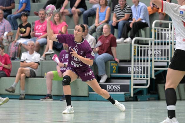 Santina Sabatnig (TusSies Metzingen, 18) am mit Ball TusSies Metzingen vs. HSG Solingen-Graefrath, Handball, Vorbereitung, Testspiel, Saison 2026 2027 24.07.2026 TusSies Metzingen vs. HSG Solingen-Graefrath, Handball, Vorbereitung, Testspiel, Saison 2026 2027 24.07.2026 Oeschhalle *** Santina Sabatnig, TusSies Metzingen, 18, with the ball in the TusSies Metzingen vs. HSG Solingen Graefrath game, Handball, preseason, exhibition game, 2026–2027 season, July 24, 2026, TusSies Metzingen vs. HSG Solingen Graefrath, Handball, Preseason, Friendly, 2026–2027 Season, July 24, 2026, Oeschhalle Copyright: xEibner-Pressefotox EP_TBR
