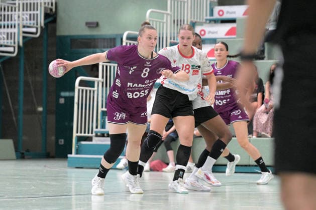 Ida Petzold (TusSies Metzingen, 08) am mit Ball gegen Sophie Pickrodt (HSV Solingen-Graefrath, 18) TusSies Metzingen vs. HSG Solingen-Graefrath, Handball, Vorbereitung, Testspiel, Saison 2026 2027 24.07.2026 TusSies Metzingen vs. HSG Solingen-Graefrath, Handball, Vorbereitung, Testspiel, Saison 2026 2027 24.07.2026 Oeschhalle *** Ida Petzold (TusSies Metzingen), 08 a.m., with the ball against Sophie Pickrodt (HSV Solingen Graefrath), 18 TusSies Metzingen vs. HSG Solingen Graefrath, Handball, Preseason, Friendly, 2026–2027 season, July 24, 2026, TusSies Metzingen vs. HSG Solingen Graefrath, handball, preseason, exhibition game, 2026–2027 season, July 24, 2026, Oeschhalle Copyright: xEibner-Pressefotox EP_TBR