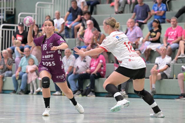 Santina Sabatnig (TusSies Metzingen, 18) am mit Ball gegen Sophie Pickrodt (HSV Solingen-Graefrath, 18) TusSies Metzingen vs. HSG Solingen-Graefrath, Handball, Vorbereitung, Testspiel, Saison 2026 2027 24.07.2026 TusSies Metzingen vs. HSG Solingen-Graefrath, Handball, Vorbereitung, Testspiel, Saison 2026 2027 24.07.2026 Oeschhalle *** Santina Sabatnig (TusSies Metzingen), No. 18, with the ball against Sophie Pickrodt (HSV Solingen Graefrath), No. 18; TusSies Metzingen vs. HSG Solingen Graefrath, Handball, preseason, exhibition game, 2026–2027 season, July 24, 2026, TusSies Metzingen vs. HSG Solingen Graefrath, Handball, Preseason, Friendly, 2026–2027 Season, July 24, 2026, Oeschhalle Copyright: xEibner-Pressefotox EP_TBR
