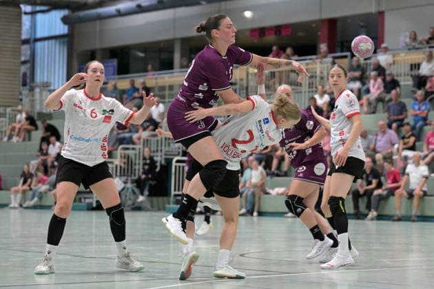 Gabriela Clausson Bitolo (TusSies Metzingen, 22) gegen Merit Mueller (HSV Solingen-Graefrath, 24) TusSies Metzingen vs. HSG Solingen-Graefrath, Handball, Vorbereitung, Testspiel, Saison 2026 2027 24.07.2026 TusSies Metzingen vs. HSG Solingen-Graefrath, Handball, Vorbereitung, Testspiel, Saison 2026 2027 24.07.2026 Oeschhalle *** Gabriela Clausson Bitolo, TusSies Metzingen, 22, vs. Merit Mueller, HSV Solingen Graefrath, 24; TusSies Metzingen vs. HSG Solingen Graefrath, Handball, preseason, exhibition game, 2026–2027 season, July 24, 2026, TusSies Metzingen vs. HSG Solingen Graefrath, Handball, preseason, exhibition game, 2026–2027 season, July 24, 2026, Oeschhalle Copyright: xEibner-Pressefotox EP_TBR