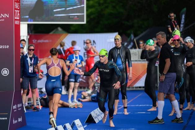 DTU Deutsche Meisterschaften Triathlon Team Mixed Relay im Rahmen von Die Finals Hannover Lene Marlin Löwe (Tri Team Hamburg e.V.) übergibt an Daniel Hahn (Tri Team Hamburg e.V.) bei den DTU Deutsche Meisterschaften Triathlon Team Mixed Relay im Rahmen von Die Finals Hannover; 23.07.2026; COPYRIGHT: Petko Beier petkobeier.de Steinhuder Meer Germany *** DTU German Triathlon Team Mixed Relay Championships as part of Die Finals Hannover: Lene Marlin Löwe of Tri Team Hamburg e.V. hands off to Daniel Hahn of Tri Team Hamburg e.V. at the DTU German Triathlon Team Mixed Relay Championships as part of Die Finals Hannover, July 23, 2026. COPYRIGHT Petko Beier petkobeier.de Steinhuder Meer, Germany