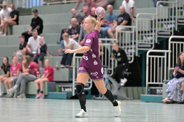 Lotta Roepcke (TusSies Metzingen, 09) am mit Ball TusSies Metzingen vs. HSG Solingen-Graefrath, Handball, Vorbereitung, Testspiel, Saison 2026 2027 24.07.2026 TusSies Metzingen vs. HSG Solingen-Graefrath, Handball, Vorbereitung, Testspiel, Saison 2026 2027 24.07.2026 Oeschhalle *** Lotta Roepcke, TusSies Metzingen, 9 a.m., with the ball: TusSies Metzingen vs. HSG Solingen Graefrath, Handball, Preseason, Friendly Match, 2026–2027 Season, July 24, 2026, TusSies Metzingen vs. HSG Solingen Graefrath, Handball, Preseason, Friendly, 2026–2027 Season, July 24, 2026, Oeschhalle Copyright: xEibner-Pressefotox EP_TBR