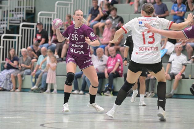 Charlotte Cholevova (TusSies Metzingen, 96) am mit Ball gegen Emma Schwitzer (HSV Solingen-Graefrath, 13) TusSies Metzingen vs. HSG Solingen-Graefrath, Handball, Vorbereitung, Testspiel, Saison 2026 2027 24.07.2026 TusSies Metzingen vs. HSG Solingen-Graefrath, Handball, Vorbereitung, Testspiel, Saison 2026 2027 24.07.2026 Oeschhalle *** Charlotte Cholevova of TusSies Metzingen, No. 96, with the ball against Emma Schwitzer of HSV Solingen Graefrath, 13 TusSies Metzingen vs. HSG Solingen Graefrath, Handball, Preseason, Friendly, 2026–2027 Season, July 24, 2026, TusSies Metzingen vs. HSG Solingen Graefrath, Handball, Preseason, Friendly, 2026–2027 Season, July 24, 2026, Oeschhalle Copyright: xEibner-Pressefotox EP_TBR