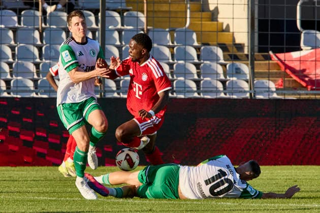 Regionalliga Bayern, FC Bayern München II vs SC Eltersdorf, München FC Bayern, München FC Bayern II (Amateure), Eltersdorf SC, 2026-07-24 in München (Stadion an der Grünwalder Straße) SCOTT Michael Gatlin Owusu (FC Bayern München II Linksaußen Nr7-FCBII7), GÖBHARDT Maximilian (SC Eltersdorf Zentrales Mittelfeld Nr10-SCE10), STARK Manuel (SC Eltersdorf Rechtes Mittelfeld Nr18-SCE18) sportworld München Stadion an der Grünwalder Stra Bayern Deutschland *** Bavarian Regional League, FC Bayern Munich II vs. SC Eltersdorf, Munich FC Bayern, Munich FC Bayern II Amateurs, Eltersdorf SC, July 24, 2026, at the Grünwalder Straße Stadium in Munich SCOTT Michael Gatlin Owusu FC Bayern Munich II Left Winger No. 7 FCBII7, GÖBHARDT Maximilian, SC Eltersdorf, Central Midfielder No. 10, SCE10, STARK Manuel, SC Eltersdorf, Right Midfielder No. 18, SCE18, sportworld, Munich, Stadion an der Grünwalder Straße, Bavaria, Germany