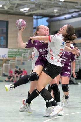 Katharina Goldammer (TusSies Metzingen, 15) beim Wurf Tor gegen Nele Spengler (HSV Solingen-Graefrath, 34) TusSies Metzingen vs. HSG Solingen-Graefrath, Handball, Vorbereitung, Testspiel, Saison 2026 2027 24.07.2026 TusSies Metzingen vs. HSG Solingen-Graefrath, Handball, Vorbereitung, Testspiel, Saison 2026 2027 24.07.2026 Oeschhalle *** Katharina Goldammer of TusSies Metzingen, 15, scores a goal against Nele Spengler of HSV Solingen Graefrath, 34 TusSies Metzingen vs. HSG Solingen Graefrath, Handball, Preseason, Friendly, 2026–2027 Season, July 24, 2026, TusSies Metzingen vs. HSG Solingen Graefrath, Handball, Preseason, Friendly, 2026–2027 Season, July 24, 2026, Oeschhalle Copyright: xEibner-Pressefotox EP_TBR