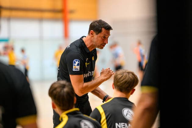 Anel Mahmutefendic (HSC 2000 Coburg, Co-Trainer) GER, ThSV Eisenach gegen HSC 2000 Coburg, 1. Opel Handballbundesliga, Handball, Testspiel, Saison 2026 2027, 24.07.2026 GER, ThSV Eisenach gegen HSC 2000 Coburg, 1. Opel Handballbundesliga, Handball, Testspiel, Saison 2026 2027, 24.07.2026 Meiningen *** Anel Mahmutefendic, HSC 2000 Coburg, Assistant Coach (GER), ThSV Eisenach vs. HSC 2000 Coburg, 1st Opel Handball Bundesliga, Handball, Friendly Match, 2026–2027 Season, July 24, 2026 GER, ThSV Eisenach vs. HSC 2000 Coburg, 1st Opel Handball Bundesliga, Handball, Friendly, 2026–2027 season, July 24, 2026 Meiningen Copyright: xMartinxHerbstx