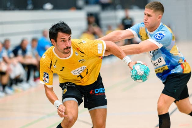Nejc Planinsek (HSC 2000 Coburg, 17), Vukasin Antonijevic (ThSV Eisenach, 41) GER, ThSV Eisenach gegen HSC 2000 Coburg, 1. Opel Handballbundesliga, Handball, Testspiel, Saison 2026 2027, 24.07.2026 GER, ThSV Eisenach gegen HSC 2000 Coburg, 1. Opel Handballbundesliga, Handball, Testspiel, Saison 2026 2027, 24.07.2026 Meiningen *** Nejc Planinsek, HSC 2000 Coburg, 17; Vukasin Antonijevic, ThSV Eisenach, 41 (GER), ThSV Eisenach vs. HSC 2000 Coburg, 1st Opel Handball Bundesliga, Handball, Friendly, 2026–2027 Season, July 24, 2026, GER, ThSV Eisenach vs. HSC 2000 Coburg, 1st Opel Handball Bundesliga, Handball, Friendly Match, 2026–2027 Season, July 24, 2026, Meiningen Copyright: xMartinxHerbstx