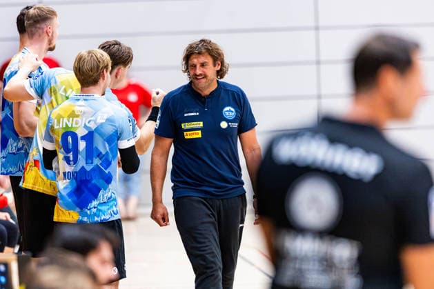 24.07.2026, GER, Handball, Maenner, Saison 26 27, Opel 1.Bl 2.Bl. Testspiel, ThSV Eisenach - HSC 2000 Coburg Sebastian Hinze (ThSV Eisenach,Trainer) Meiningen Reinhard-Kupietz-Halle Thueringen Deutschland *** July 24, 2026, GER, Handball, Men, 2026–2027 Season, Opel 1st Division vs. 2nd Division Friendly Match, ThSV Eisenach vs. HSC 2000 Coburg, Sebastian Hinze (ThSV Eisenach), Coach Reinhard Kupietz (Meiningen), Halle, Thuringia, Germany