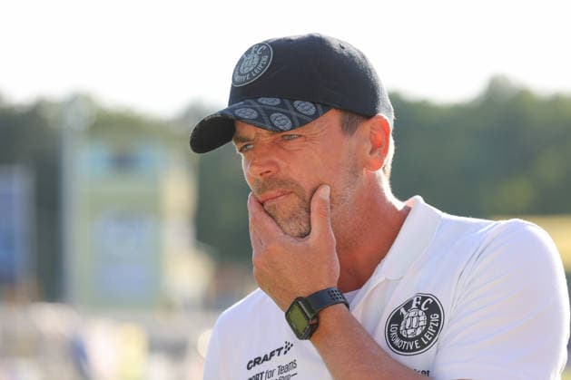24.07.2026, xtgx, Fussball Regionalliga Nordost, FSV 63 Luckenwalde - 1. FC Lokomotive Leipzig, v.l. Torsten Ziegner (Lok Leipzig, Trainer) nachdenklich enttaeuscht, schaut enttaeuscht, niedergeschlagen, disappointed Portrait, Portraet, Einzelbild (DFL DFB REGULATIONS PROHIBIT ANY USE OF PHOTOGRAPHS as IMAGE SEQUENCES and or QUASI-VIDEO) Luckenwalde *** July 24, 2026, xtgx, Northeast Regional Soccer League, FSV 63 Luckenwalde 1 FC Lokomotive Leipzig, from left: Torsten Ziegner (Lok Leipzig), coach looking pensive and disappointed, looking disappointed, dejected, disappointed portrait, Portrait, Single Image DFL DFB REGULATIONS PROHIBIT ANY USE OF PHOTOGRAPHS as IMAGE SEQUENCES and or QUASI-VIDEO Luckenwalde