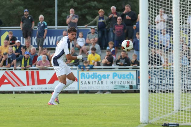 24.07.2026, xtgx, Fussball Regionalliga Nordost, FSV 63 Luckenwalde - 1. FC Lokomotive Leipzig, v.l. Ricky Bornschein (Lok Leipzig, 9) schiesst Tor, Torschuetze, erzielt Tor, Treffer, scores the goal 1:2 (DFL DFB REGULATIONS PROHIBIT ANY USE OF PHOTOGRAPHS as IMAGE SEQUENCES and or QUASI-VIDEO) Luckenwalde *** July 24, 2026, xtgx, Northeast Regional League, FSV 63 Luckenwalde 1 FC Lokomotive Leipzig, from left: Ricky Bornschein (Lok Leipzig), 9 scores a goal, Goal scorer, scores a goal, goal, scores the goal 1 2 DFL DFB REGULATIONS PROHIBIT ANY USE OF PHOTOGRAPHS as IMAGE SEQUENCES and or QUASI-VIDEO Luckenwalde