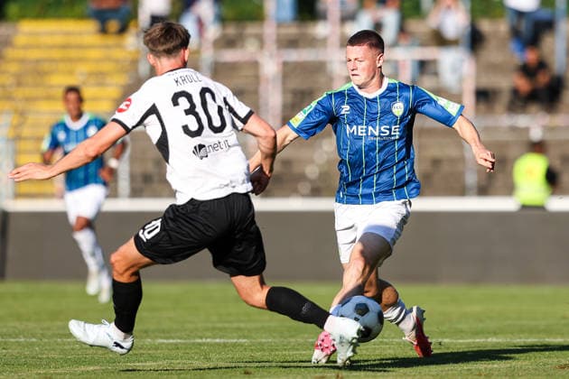 2026.07.24, xkwix, Fußball, Krombacher Westfalenpokal, FC Gütersloh - SC Wiedenbrück, NRG24 Stadion im Heidewald, 1.Runde, Saison 2026 2027: Justin Lukas (FC Gütersloh 22) im Zweikampf gegen Joschka Kroll (SC Wiedenbrück 30) DFB regulations prohibit any use of photographs as image sequences and or quasi-video. Photo: xKamilxWilkowskixPressefotoKochx Nordrhein-Westfalen Deutschland *** July 24, 2026, xkwix, Soccer, Krombacher Westfalen Cup, FC Gütersloh vs. SC Wiedenbrück, NRG24 Stadion im Heidewald, 1st Round, 2026–2027 season: Justin Lukas (FC Gütersloh, No. 22) in a tackle against Joschka Kroll (SC Wiedenbrück, No. 30). DFB regulations prohibit any use of photographs as image sequences and or quasi-video. Photo: xKamilxWilkowskixPressefotoKochx, North Rhine-Westphalia, Germany