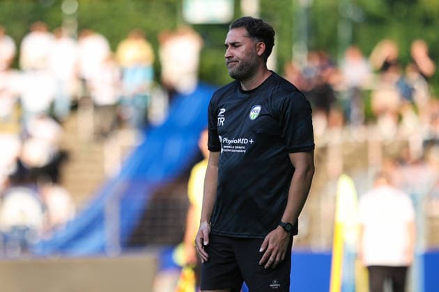 2026.07.24, xkwix, Fußball, Krombacher Westfalenpokal, FC Gütersloh - SC Wiedenbrück, NRG24 Stadion im Heidewald, 1.Runde, Saison 2026 2027: Julian Hesse (Trainer FC Gütersloh) gestikulierend am Spielfeldrand DFB regulations prohibit any use of photographs as image sequences and or quasi-video. Photo: xKamilxWilkowskixPressefotoKochx Nordrhein-Westfalen Deutschland *** July 24, 2026, xkwix, Soccer, Krombacher Westfalen Cup, FC Gütersloh vs. SC Wiedenbrück, NRG24 Stadium in Heidewald, Round 1, 2026–2027 season: Julian Hesse, coach of FC Gütersloh, gesturing on the sidelines. DFB regulations prohibit any use of photographs as image sequences and or quasi-video. Photo: xKamilxWilkowskixPressefotoKochx, North Rhine-Westphalia, Germany