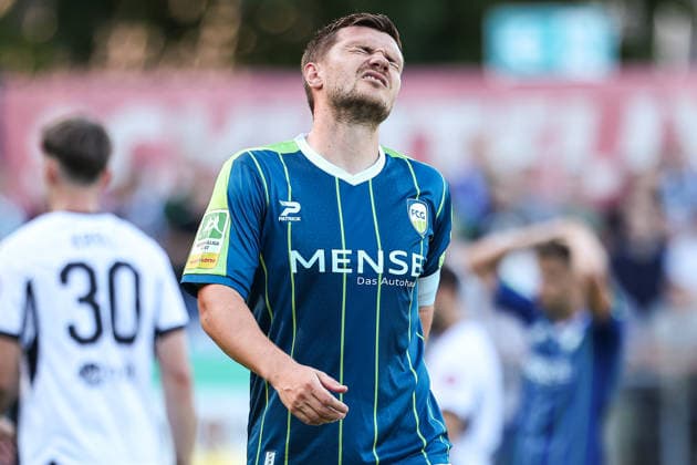 2026.07.24, xkwix, Fußball, Krombacher Westfalenpokal, FC Gütersloh - SC Wiedenbrück, NRG24 Stadion im Heidewald, 1.Runde, Saison 2026 2027: Björn Rother (FC Gütersloh 6) mit kann es nicht fassen mimik im Gesicht DFB regulations prohibit any use of photographs as image sequences and or quasi-video. Photo: xKamilxWilkowskixPressefotoKochx Nordrhein-Westfalen Deutschland *** July 24, 2026, xkwix, Soccer, Krombacher Westphalia Cup, FC Gütersloh vs. SC Wiedenbrück, NRG24 Stadium in Heidewald, Round 1, 2026–2027 season: Björn Rother of FC Gütersloh (6) looks stunned. DFB regulations prohibit any use of photographs as image sequences and or quasi-video. Photo: xKamilxWilkowskixPressefotoKochx, North Rhine-Westphalia, Germany