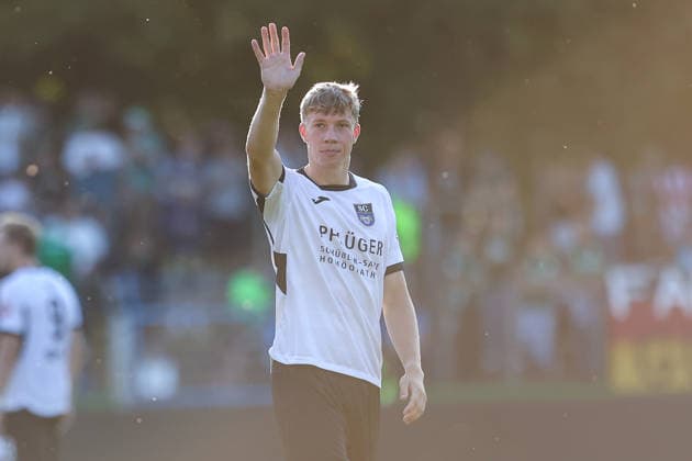 2026.07.24, xkwix, Fußball, Krombacher Westfalenpokal, FC Gütersloh - SC Wiedenbrück, NRG24 Stadion im Heidewald, 1.Runde, Saison 2026 2027: Julius Bochmann (SC Wiedenbrück 4) winkt DFB regulations prohibit any use of photographs as image sequences and or quasi-video. Photo: xKamilxWilkowskixPressefotoKochx Nordrhein-Westfalen Deutschland *** July 24, 2026, xkwix, Soccer, Krombacher Westfalen Cup, FC Gütersloh vs. SC Wiedenbrück, NRG24 Stadium in Heidewald, Round 1, 2026–2027 season Julius Bochmann SC Wiedenbrück 4 waves DFB regulations prohibit any use of photographs as image sequences and or quasi-video Photo by xKamilxWilkowskixPressefotoKochx North Rhine-Westphalia, Germany