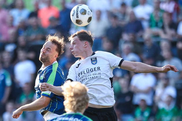2026.07.24, xkwix, Fußball, Krombacher Westfalenpokal, FC Gütersloh - SC Wiedenbrück, NRG24 Stadion im Heidewald, 1.Runde, Saison 2026 2027: Joschka Kroll (SC Wiedenbrück 30) im Zweikampf in der Luft beim. Kopfball gegen Julius Langfeld (FC Gütersloh 10) DFB regulations prohibit any use of photographs as image sequences and or quasi-video. Photo: xKamilxWilkowskixPressefotoKochx Nordrhein-Westfalen Deutschland *** July 24, 2026, xkwix, Soccer, Krombacher Westphalia Cup, FC Gütersloh vs. SC Wiedenbrück, NRG24 Stadium in Heidewald, Round 1, 2026–2027 Season: Joschka Kroll (SC Wiedenbrück, No. 30) in an aerial duel for a header against Julius Langfeld (FC Gütersloh, No. 10). DFB regulations prohibit any use of photographs as image sequences and or quasi-video. Photo: xKamilxWilkowskixPressefotoKochx North Rhine-Westphalia, Germany