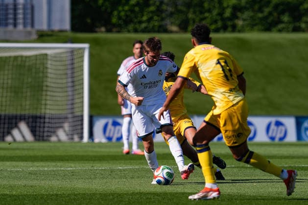 July 24, 2026, Valdebebas, Madrid, Spain: Franco Mastantuono of Real Madrid CF plays the ball during the Real Madrid training session held in collaboration with A.D. Alcorcon at Alfredo Di Stefano stadium on July 24, 2026, in Valdebebas, Madrid, Spain. Valdebebas Spain - ZUMAa181 20260724_zaa_a181_100 Copyright: xDennisxAgyemanx
