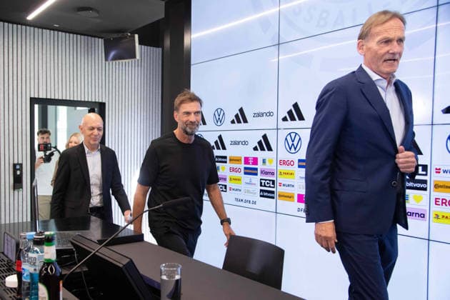 v.l. Bernd NEUENDORF (GER, DFB Praesident) und Trainer Bundestrainer Juergen KLOPP (Jürgen, GER) und Hans-Joachim WATZKE (GER, Vizepraesident DFB) kommen zur Pressekonferenz Pressekonferenz des DFB zur Vorstellung von Juergen Klopp als neuer Fussball-Bundestrainer, DFB-Campus in Frankfurt am 24.07.2026 Â *** from left: Bernd NEUENDORF (GER), DFB President and National Team Coach Jürgen KLOPP, GER, and Hans Joachim WATZKE, GER, DFB Vice President, will attend the DFB press conference to introduce Jürgen Klopp as the new national soccer team coach, at the DFB Campus in Frankfurt on July 24, 2026 Â