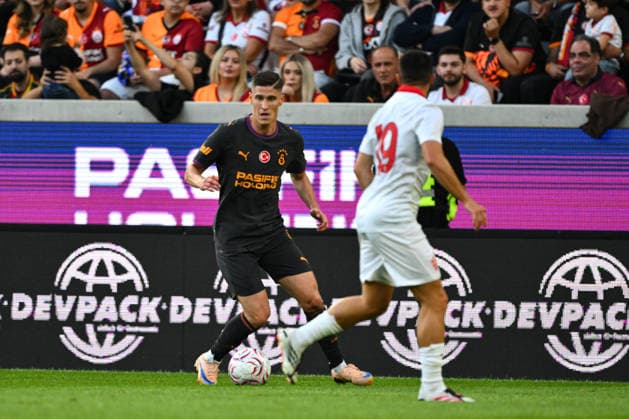 Galatasaray v Monza - Friendly LINZ, AUSTRIA - JULY 24: Galatasaray s Roland Sallai (L) challenges an opponent for the ball during a preseason friendly against Italy s Monza at Raiffeisen Arena in Linz, Austria, on July 24, 2026. Akin Celiktas Anadolu Linz Austria. Editorial use only. Please get in touch for any other usage.  Copyright: x2026xAnadoluxAkinxCeliktasx