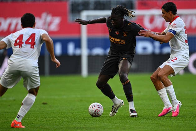 Galatasaray v Monza - Friendly LINZ, AUSTRIA - JULY 24: Galatasaray s Lesley Ugochukwu challenges an opponent for the ball during a preseason friendly against Italy s Monza at Raiffeisen Arena in Linz, Austria, on July 24, 2026. Akin Celiktas Anadolu Linz Austria. Editorial use only. Please get in touch for any other usage.  Copyright: x2026xAnadoluxAkinxCeliktasx