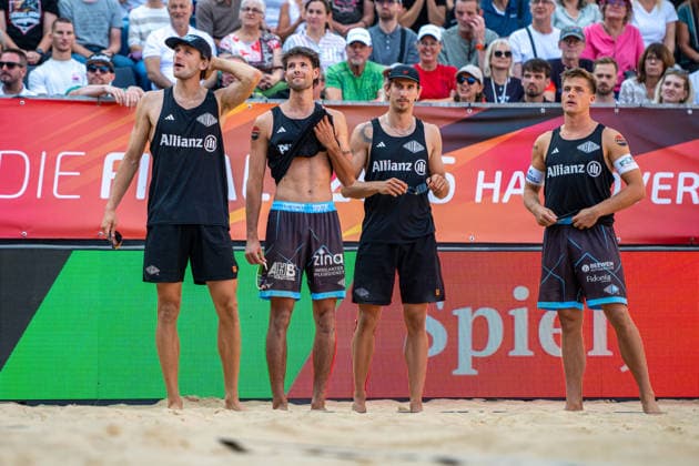Eintracht Spontent (schwarz) gegen Hauptstadt Beacher (weiß) - Halbfinale Männer - Beach volleyball, Beachvolleyball - Die Finals 2026 (24.07.2026, Opernplatz (Hannover, GER), *** Eintracht Spontent (black) vs. Hauptstadt Beacher (white) Men s Beach Volleyball Semifinal, The Finals 2026, July 24, 2026, Opernplatz, Hanover, GER, Copyright: xJanxGuentherx