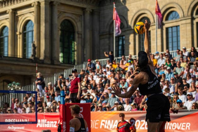 Eintracht Spontent (schwarz) gegen Hauptstadt Beacher (weiß) - Halbfinale Männer - Beach volleyball, Beachvolleyball - Die Finals 2026 (24.07.2026, Opernplatz (Hannover, GER), *** Eintracht Spontent (black) vs. Hauptstadt Beacher (white) Men s Beach Volleyball Semifinal, The Finals 2026, July 24, 2026, Opernplatz, Hanover, GER, Copyright: xJanxGuentherx