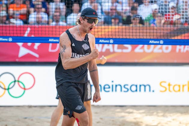 Eintracht Spontent (schwarz) gegen Hauptstadt Beacher (weiß) - Halbfinale Männer - Beach volleyball, Beachvolleyball - Die Finals 2026 (24.07.2026, Opernplatz (Hannover, GER), *** Eintracht Spontent (black) vs. Hauptstadt Beacher (white) Men s Beach Volleyball Semifinal, The Finals 2026, July 24, 2026, Opernplatz, Hanover, GER, Copyright: xJanxGuentherx