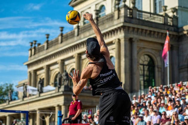 Eintracht Spontent (schwarz) gegen Hauptstadt Beacher (weiß) - Halbfinale Männer - Beach volleyball, Beachvolleyball - Die Finals 2026 (24.07.2026, Opernplatz (Hannover, GER), *** Eintracht Spontent (black) vs. Hauptstadt Beacher (white) Men s Beach Volleyball Semifinal, The Finals 2026, July 24, 2026, Opernplatz, Hanover, GER, Copyright: xJanxGuentherx