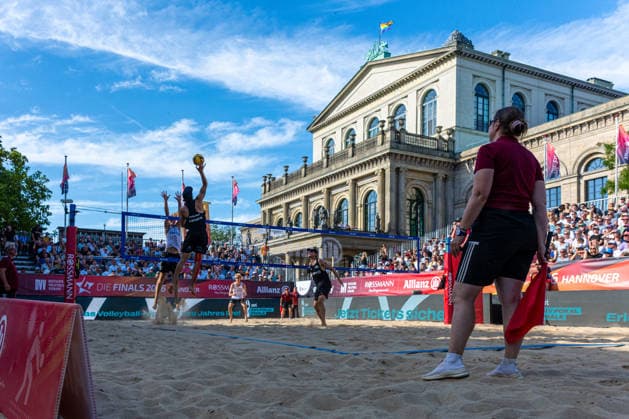 Eintracht Spontent (schwarz) gegen Hauptstadt Beacher (weiß) - Halbfinale Männer - Beach volleyball, Beachvolleyball - Die Finals 2026 (24.07.2026, Opernplatz (Hannover, GER), *** Eintracht Spontent (black) vs. Hauptstadt Beacher (white) Men s Beach Volleyball Semifinal, The Finals 2026, July 24, 2026, Opernplatz, Hanover, GER, Copyright: xJanxGuentherx