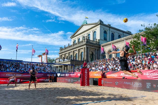 Eintracht Spontent (schwarz) gegen Hauptstadt Beacher (weiß) - Halbfinale Männer - Beach volleyball, Beachvolleyball - Die Finals 2026 (24.07.2026, Opernplatz (Hannover, GER), *** Eintracht Spontent (black) vs. Hauptstadt Beacher (white) Men s Beach Volleyball Semifinal, The Finals 2026, July 24, 2026, Opernplatz, Hanover, GER, Copyright: xJanxGuentherx