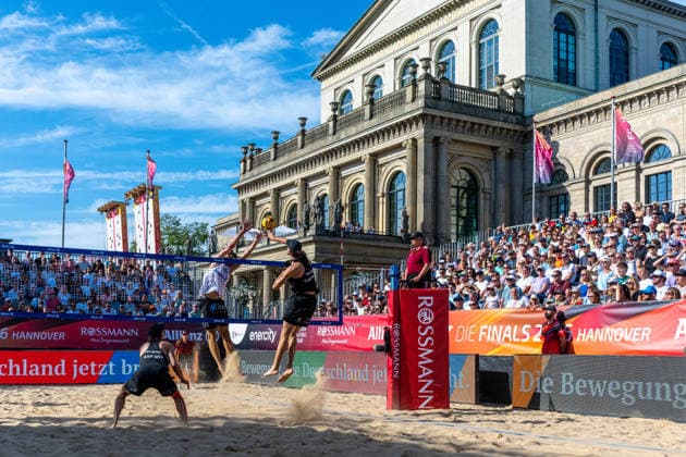 Eintracht Spontent (schwarz) gegen Hauptstadt Beacher (weiß) - Halbfinale Männer - Beach volleyball, Beachvolleyball - Die Finals 2026 (24.07.2026, Opernplatz (Hannover, GER), *** Eintracht Spontent (black) vs. Hauptstadt Beacher (white) Men s Beach Volleyball Semifinal, The Finals 2026, July 24, 2026, Opernplatz, Hanover, GER, Copyright: xJanxGuentherx