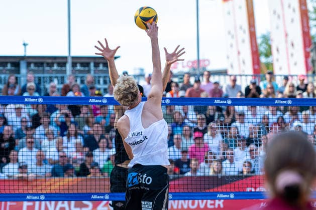 Eintracht Spontent (schwarz) gegen Hauptstadt Beacher (weiß) - Halbfinale Männer - Beach volleyball, Beachvolleyball - Die Finals 2026 (24.07.2026, Opernplatz (Hannover, GER), *** Eintracht Spontent (black) vs. Hauptstadt Beacher (white) Men s Beach Volleyball Semifinal, The Finals 2026, July 24, 2026, Opernplatz, Hanover, GER, Copyright: xJanxGuentherx