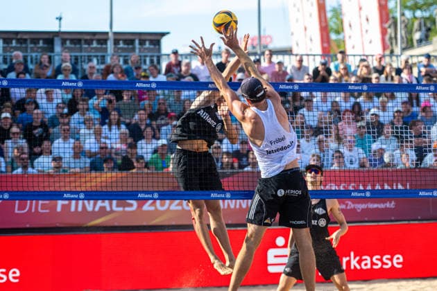 Eintracht Spontent (schwarz) gegen Hauptstadt Beacher (weiß) - Halbfinale Männer - Beach volleyball, Beachvolleyball - Die Finals 2026 (24.07.2026, Opernplatz (Hannover, GER), *** Eintracht Spontent (black) vs. Hauptstadt Beacher (white) Men s Beach Volleyball Semifinal, The Finals 2026, July 24, 2026, Opernplatz, Hanover, GER, Copyright: xJanxGuentherx