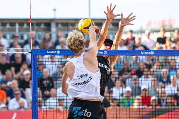 Eintracht Spontent (schwarz) gegen Hauptstadt Beacher (weiß) - Halbfinale Männer - Beach volleyball, Beachvolleyball - Die Finals 2026 (24.07.2026, Opernplatz (Hannover, GER), *** Eintracht Spontent (black) vs. Hauptstadt Beacher (white) Men s Beach Volleyball Semifinal, The Finals 2026, July 24, 2026, Opernplatz, Hanover, GER, Copyright: xJanxGuentherx