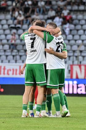 Regionalliga Bayern; FC Bayern München II - SC Eltersdorf; 24.07.2026 MUNICH, GERMANY - 24. JULY: die Gäste feiern nach Schlusspfiff den Auswärtssieg in München nach dem Match der Regionalliga Bayern zwischen den Amateuren des FC Bayern München und dem SC Eltersdorf am 1. Spieltag im Grünwalder Stadion *** Bavarian Regional League: FC Bayern Munich II vs. SC Eltersdorf, July 24, 2026, MUNICH, GERMANY July 24: The visitors celebrate their away victory in Munich after the final whistle following the Bavarian Regional League match between FC Bayern Munich’s amateur team and SC Eltersdorf on Matchday 1 at Grünwalder Stadium Copyright: xBEAUTIFULxSPORTS Goldbergx